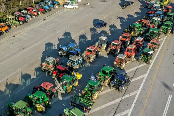 Αγροτικά μπλόκα: Άνοιξαν οι παράδρομοι στον Μπράλο - Μένουν οι ουρές των αυτοκινήτων