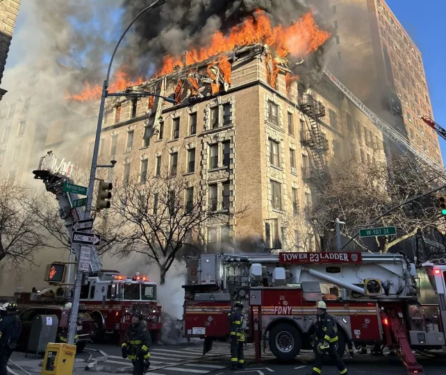 ΗΠΑ: Πυρκαγιά σε κτίριο στο Μανχάταν - Τρεις τραυματίες (vid)