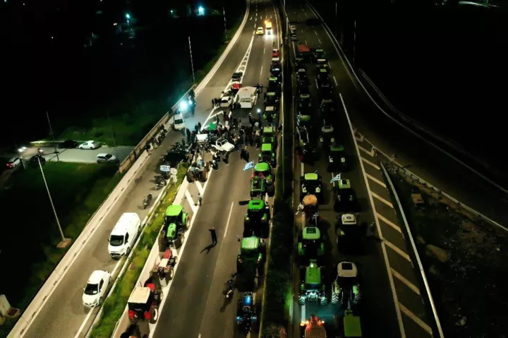 Αγροτικά μπλόκα: Αποκλείστηκε ο αυτοκινητόδρομος Πατρών - Πύργου, στο ύψος του κόμβου της Κάτω Αχαΐας