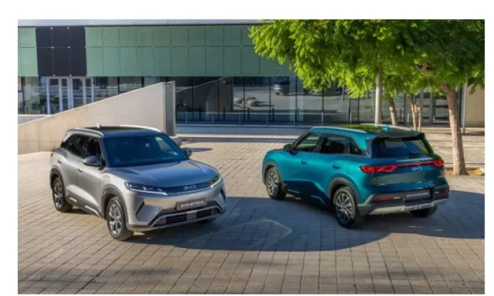 Ένας plug in hybrid αδελφός και μια μεγαλύτερη μπαταρία για ένα ηλεκτρικό SUV