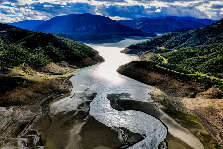 Στερεύει η λίμνη του Μόρνου - Η συγκλονιστική εικόνα παρά τις πρόσφατες βροχοπτώσεις (pics)