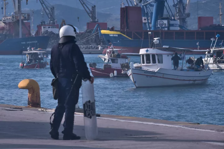 Αποχωρούν οι αγρότες από το λιμάνι του Βόλου μετά το τελεσίγραφο - Προσπάθεια κατάληψης της γέφυρας Ρίου - Αντίρριου