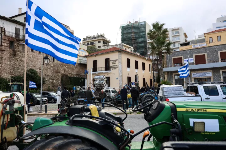 Κρήτη: Κατέλαβαν τα γραφεία της Αποκεντρωμένης Διοίκησης οι αγρότες του Ηρακλείου