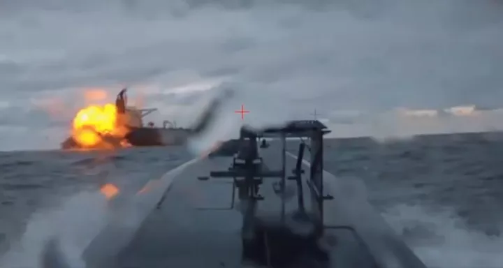 Ουκρανία: Έπληξε δεξαμενόπλοιο του «σκιώδους στόλου» με ναυτικά μη επανδρωμένα σκάφη στην Μ. Θάλασσα (vid)