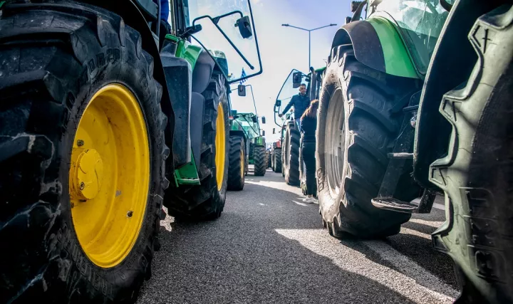 Αγρότες απέκλεισαν κτίριο της Περιφέρειας Καβάλας και πέταξαν γάλα και άχυρα