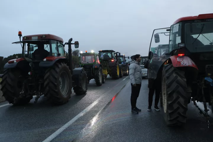 Συνεχίζονται τα αγροτικά μπλόκα: Κλείνουν έως τις επτά το απόγευμα τον μεθοριακό σταθμό του Προμαχώνα (pics)