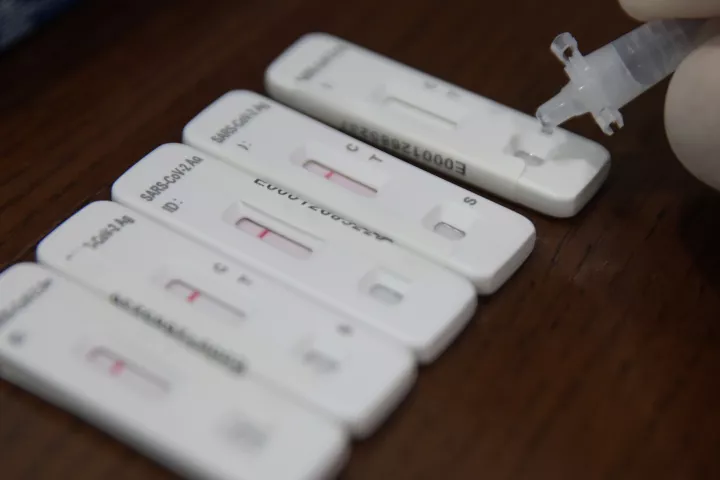 ΕΟΔΥ: 104 νέες εισαγωγές COVID-19 και 7 νέοι θάνατοι την τελευταία εβδομάδα - Δύο νέα σοβαρά κρούσματα γρίπης