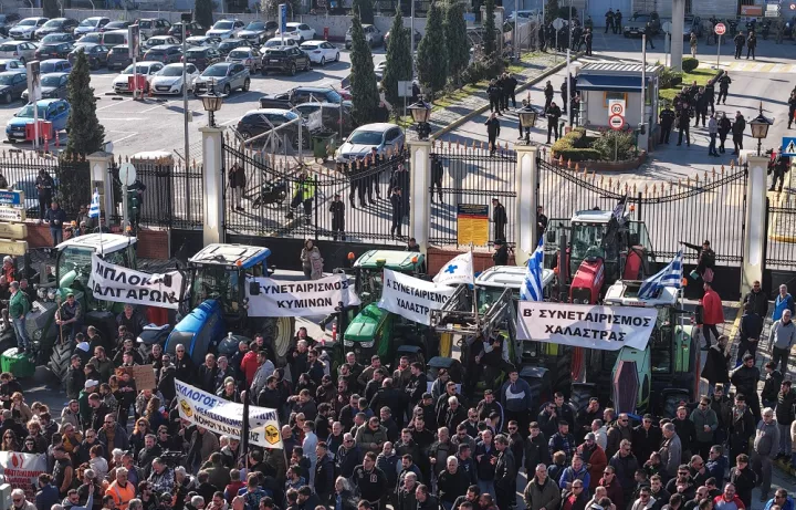Θεσσαλονίκη: Μπήκαν στο λιμάνι της πόλης με τα τρακτέρ οι αγρότες - Απέκλεισαν τη κεντρική πύλη (vid&pics)