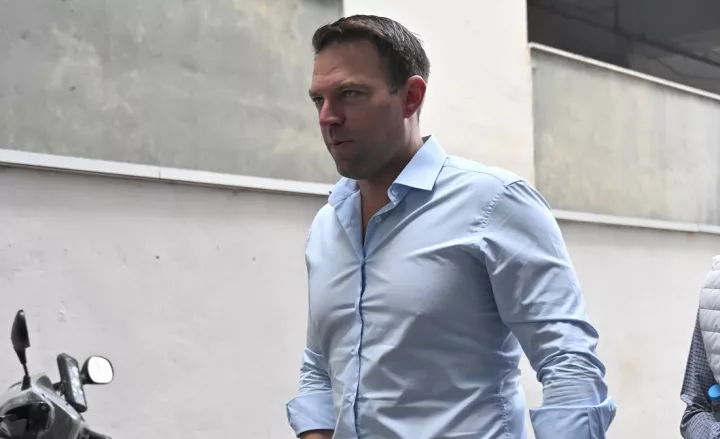 Στ. Κασσελάκης: Κατηγορεί τον Αλ. Τσίπρα για υποκρισία και έλλειψη οικονομικής και γεωγραφικής παιδείας