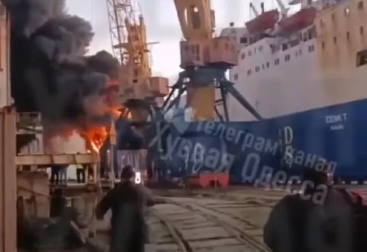 Φωτιά σε εμπορικό πλοίο Τούρκου πλοιοκτήτη μετά από ρωσική επίθεση στην Οδησσό (pics&vids)