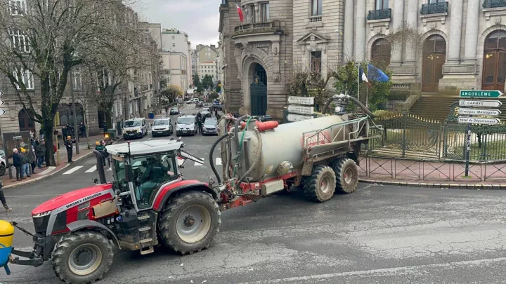 Μπλόκα στη Γαλλία: Οι αγρότες αντιδρούν στα κυβερνητικά μέτρα για την οζώδη δερματίτιδα των βοοειδών