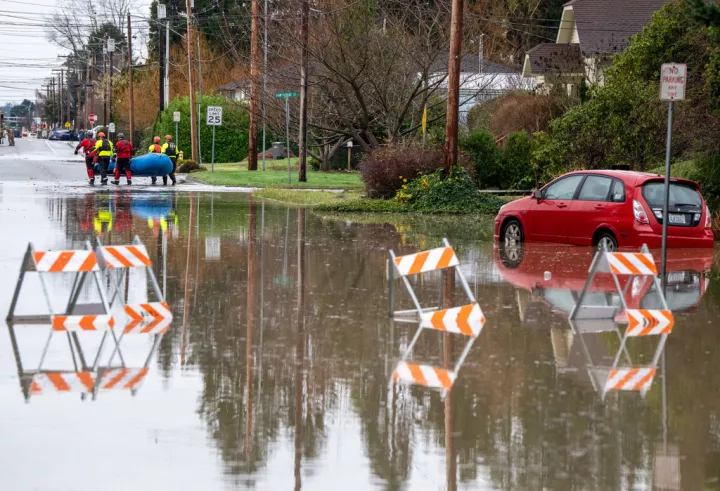 Πόλεις που έχουν πληγεί από πλημμύρες στις ΗΠΑ προετοιμάζονται για πιθανή κατάρρευση των αναχωμάτων