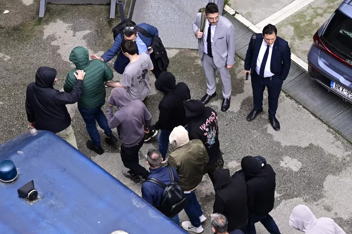 Σε πλοίο από την Κρήτη για να οδηγηθούν στον Εισαγγελέα στην Αθήνα οι 15 συλληφθέντες για τις παράνομες επιδοτήσεις (pics&vid)