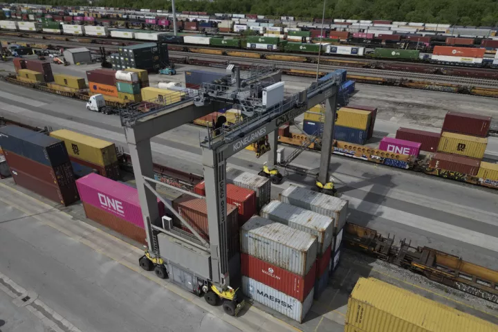 Αντέχουν οι ευρωπαϊκές και οι ελληνικές εξαγωγές στους δασμούς Τραμπ - Αυξάνονται οι εισαγωγές από Κίνα