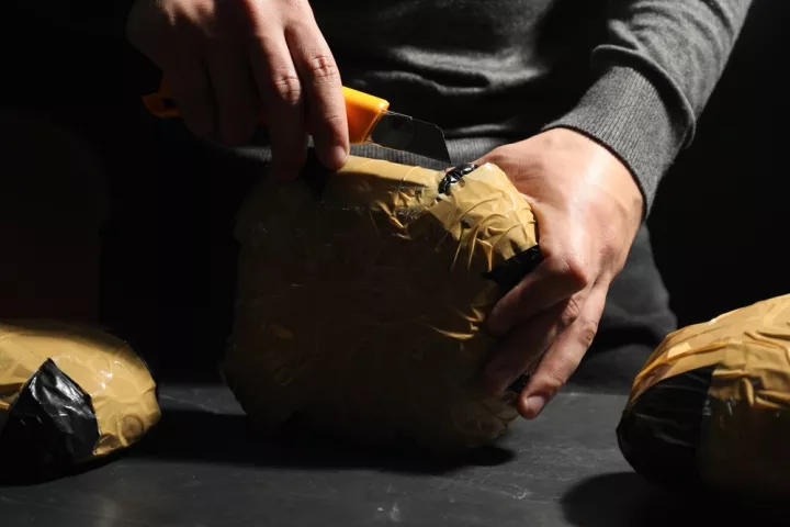 Κατάσχεση μεγάλης ποσότητας κοκαΐνης σε πλοίο ανοιχτά της Γαλλίας με προορισμό τον Πειραιά - Πέντε συλλήψεις