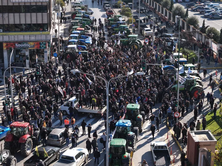 Επιμένουν οι αγρότες μετά το «όχι» στην κυβέρνηση: Σχεδιάζουν Χριστούγεννα στα μπλόκα, ποιοι δρόμοι είναι κλειστοί