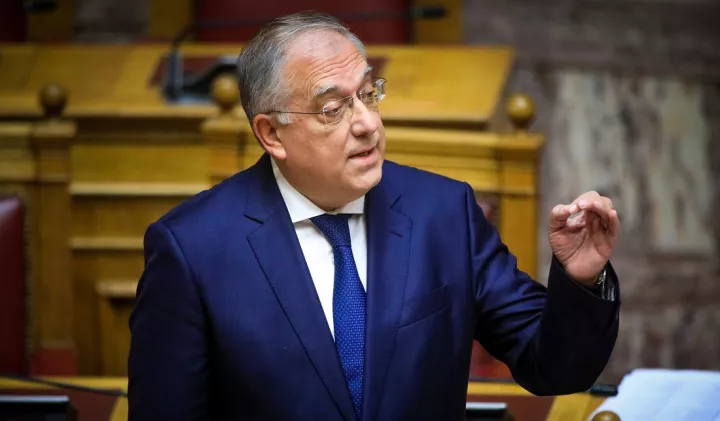 Σφοδρή σύγκρουση Θεοδωρικάκου - Φάμελλου στη Βουλή για τον «εξώστη της πολιτικής εξορίας»