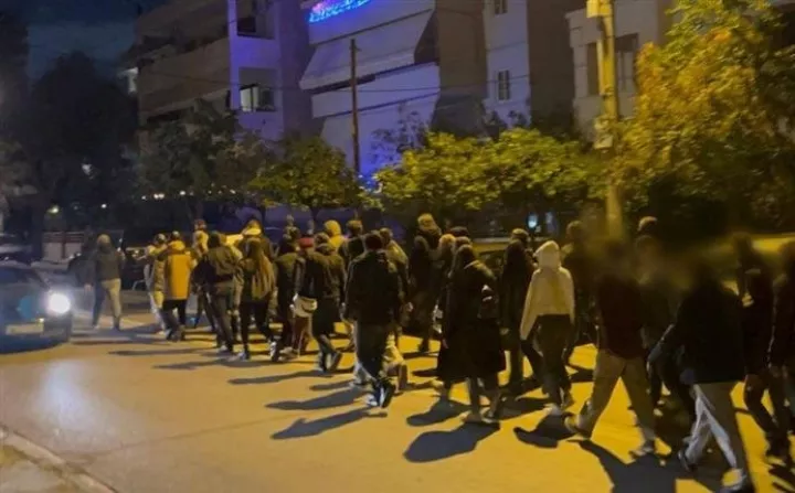 Πορεία του Ρουβίκωνα έξω από το σπίτι της Ν. Κεραμέως στο Ψυχικό