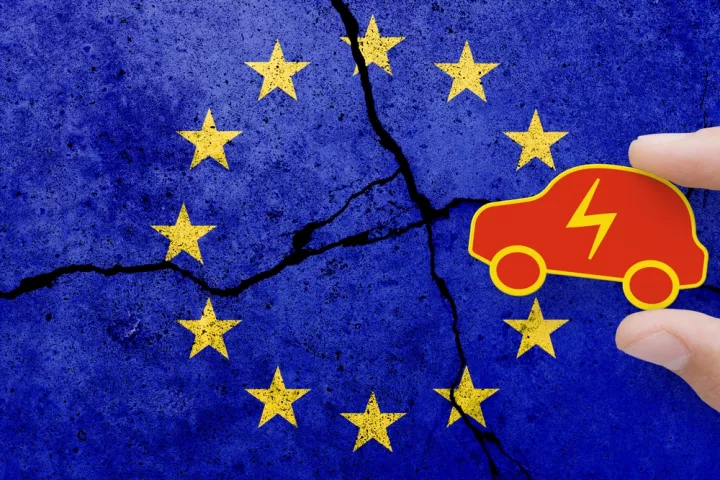 ΕΕ: Η Κομισιόν «φρενάρει» την απαγόρευση κυκλοφορίας νέων οχημάτων εσωτερικής καύσης - Οι πιέσεις των βιομηχάνων 