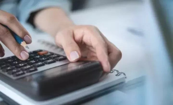 Επιδόματα και συντάξεις για τα Χριστούγεννα: Οι πληρωμές των επόμενων ημερών - Τι πρέπει να γνωρίζουν οι δικαιούχοι