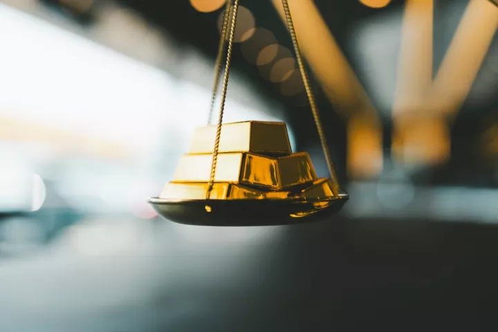 Μικρές απώλειες για τον χρυσό, με την προσοχή στον πληθωρισμό των ΗΠΑ 