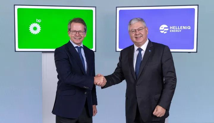 HELLENiQ ENERGY και BP ανανεώνουν τη συνεργασία τους με ορίζοντα 10ετίας 