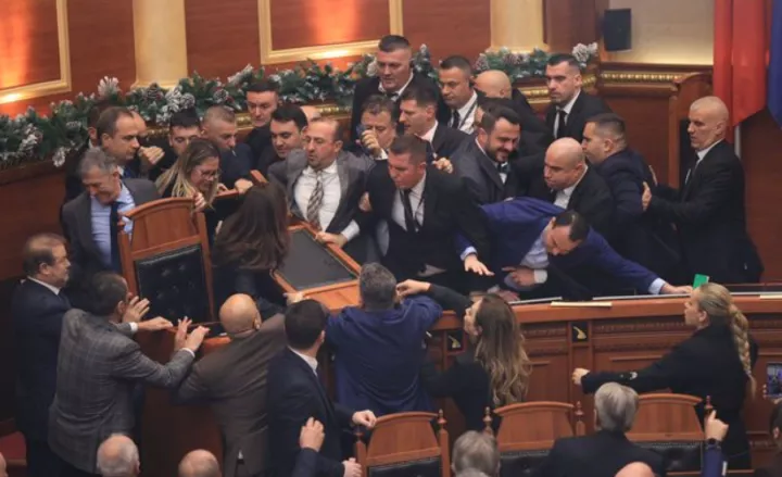 Αλβανία: Συγκρούσεις στο κοινοβούλιο εν μέσω κατηγοριών εις βάρος της αντιπροέδρου της κυβέρνησης για διαφθορά