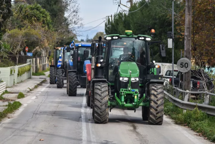 Αγροτικά μπλόκα: Εντείνονται οι κινητοποιήσεις με το κλείσιμο παρακαμπτηρίων - Τι θα γίνει στις γιορτές