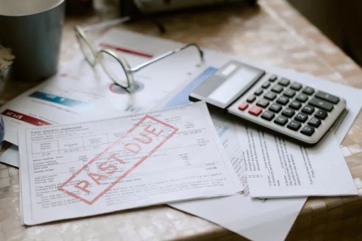 Ληξιπρόθεσμα χρέη: Τα φορολογικά βαρίδια που «πνίγουν» το σύστημα