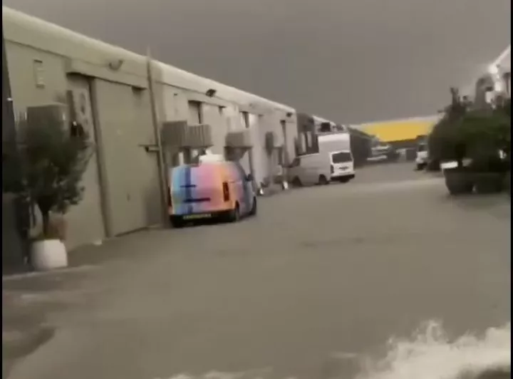 Ντουμπάι: Πλημμύρισαν δρόμοι και αεροδρόμια (vids)