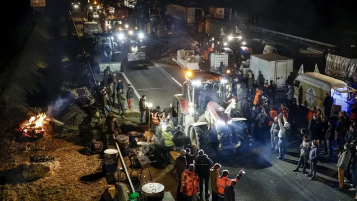 Έκκληση για εκεχειρία στις αγροτικές κινητοποιήσεις απευθύνει η γαλλική κυβέρνηση