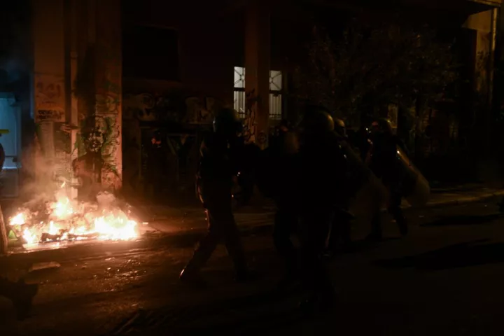 Εξάρχεια: «Βροχή» μολότοφ από κουκουλοφόρους εναντίον των ΜΑΤ 