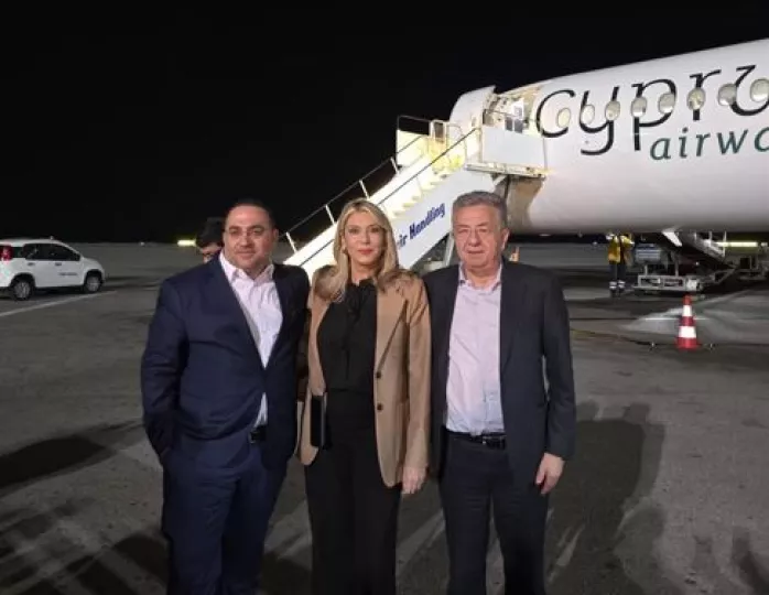 Η υφ. Τουρισμού Ά. Καραμανλή στην πρώτη απευθείας πτήση της Cyprus Airways Λάρνακα - Ηράκλειο