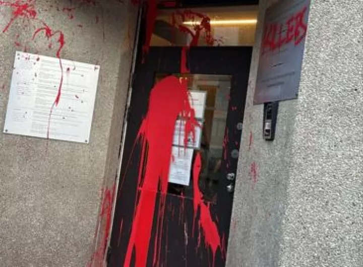 Βέλγιο: Άγνωστοι έριξαν κόκκινη μπογιά στο προξενείο της Πολωνίας στις Βρυξέλλες