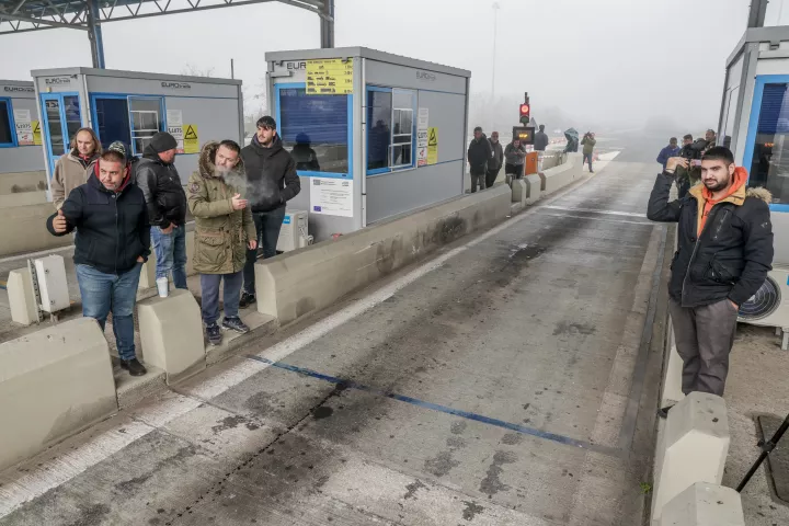 Κλιμακώνουν τις κινητοποιήσεις οι αγρότες: Άνοιξαν τα διόδια σε Μακρυχώρι, Σοφάδες και Δροσοχώρι (pics&vids)