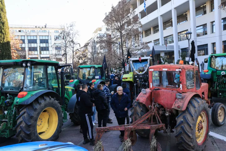 Τα μπλόκα των αγροτών «παγώνουν» τα Χριστούγεννα σε τουρισμό και εστίαση - Έκκληση για αποκλιμάκωση από τους επιχειρηματίες 