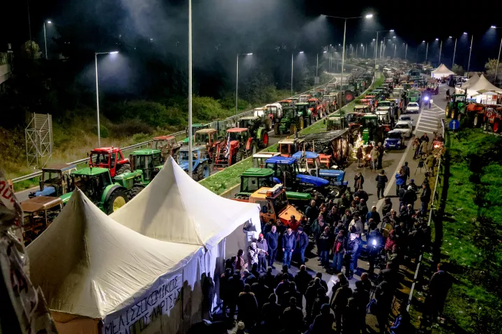 Αμετακίνητοι οι αγρότες: «Δεν μας φοβίζουν οι απειλές των εισαγγελέων», λένε για το άνοιγμα των διοδίων