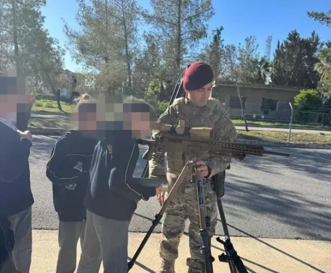 Σάλος στα Κατεχόμενα: Μαθητές δημοτικού πήγαν σε στρατόπεδο και φωτογραφήθηκαν κρατώντας όπλα (pics)