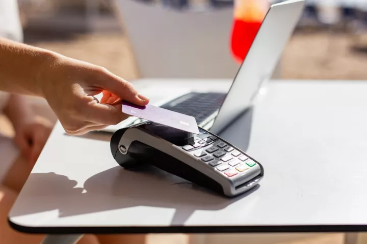 Πώς οι έλεγχοι μέσω POS, IRIS και myDATA συρρίκνωσαν τη φοροδιαφυγή