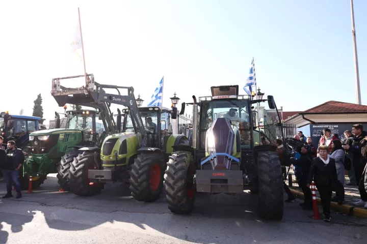 Γιορτές στα μπλόκα: Αμετακίνητοι οι αγρότες - Νέα συνεδρίαση σήμερα στη Νίκαια