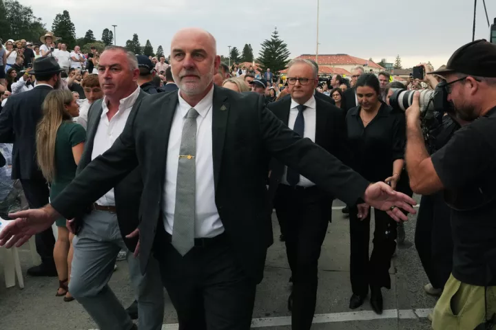 Αυστραλία: Έντονες αποδοκιμασίες στον Αλμπανέζι στο μνημόσυνο για τα θύματα του Μποντάι (vid)