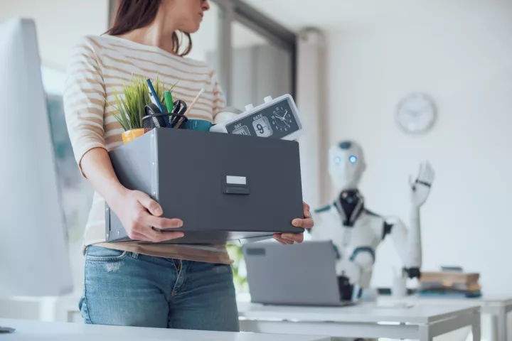 Η Τεχνητή Νοημοσύνη αντικαθιστά εργαζόμενους: Χιλιάδες απολύσεις σε πολυεθνικούς κολοσσους