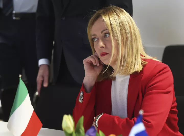 Οι πολιτικές ακροβασίες της Μελόνι