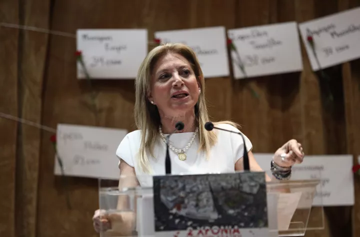 Υπέρ της νομιμότητας αλλά όχι για την ίδια, η Μάνα των Τεμπών