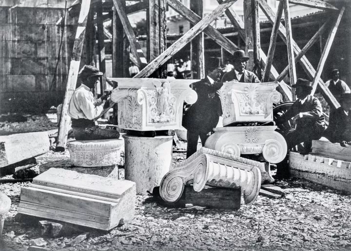 Τσίλλερ και Αθήνα: Ένα πρόσωπο εν τω γίγνεσθαι