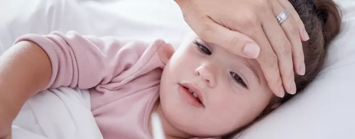 Πυρετικοί σπασμοί στα παιδιά: Τι πρέπει να γνωρίζουν οι γονείς