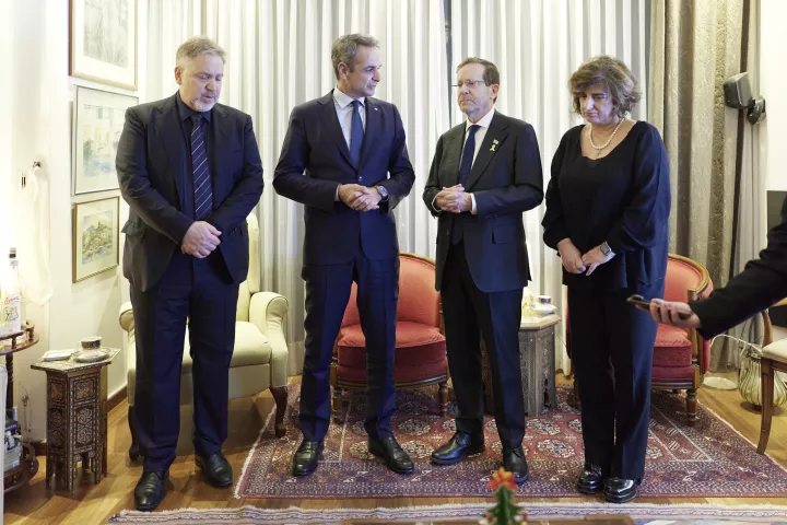 Κυρ. Μητσοτάκης και Χέρτζογκ συναντήθηκαν με τους γονείς του Ιωνά Καρούση που σκοτώθηκε σε τρομοκρατική επίθεση στη Γιάφα