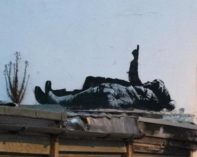 Νέο γκράφιτι του Banksy στο Λονδίνο - Απεικονίζει δύο παιδιά να κοιτούν στον ουρανό