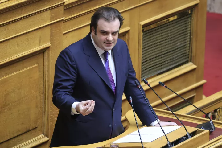 Πηγαδάκια, χαμόγελα και υψηλές προσδοκίες στο τετ α τετ Πιερρακάκη με δημοσιογράφους