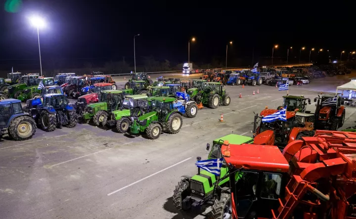 Οι αγρότες ανοίγουν τους δρόμους αλλά κρατούν τα τρακτέρ - Θέμα ασφάλειας εγείρει η ΕΛ.ΑΣ.